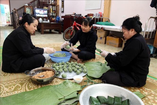 Người Tày thường gói bánh chưng, bánh gù vào Tết Nguyên Đán.