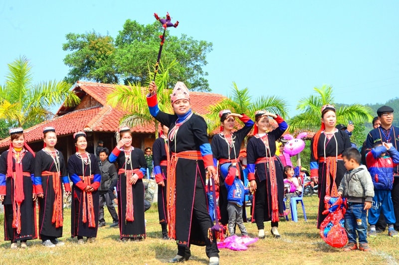 Các cô gái Dao duyên dáng trong trang phục lễ đẹp nhất, trổ tài ném còn ở dịp Hội làng Xuân (báo Quảng Ninh)