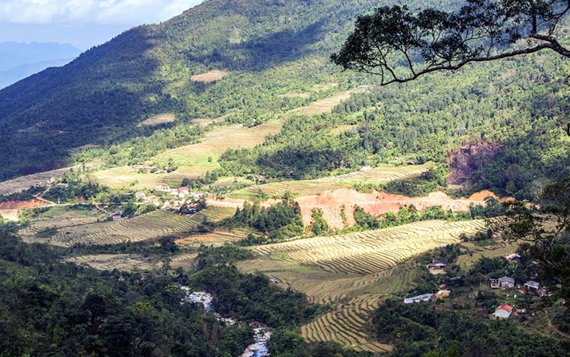 Khung cảnh của bản Khe Tiền nhìn từ trên cao (báo Quảng Ninh)