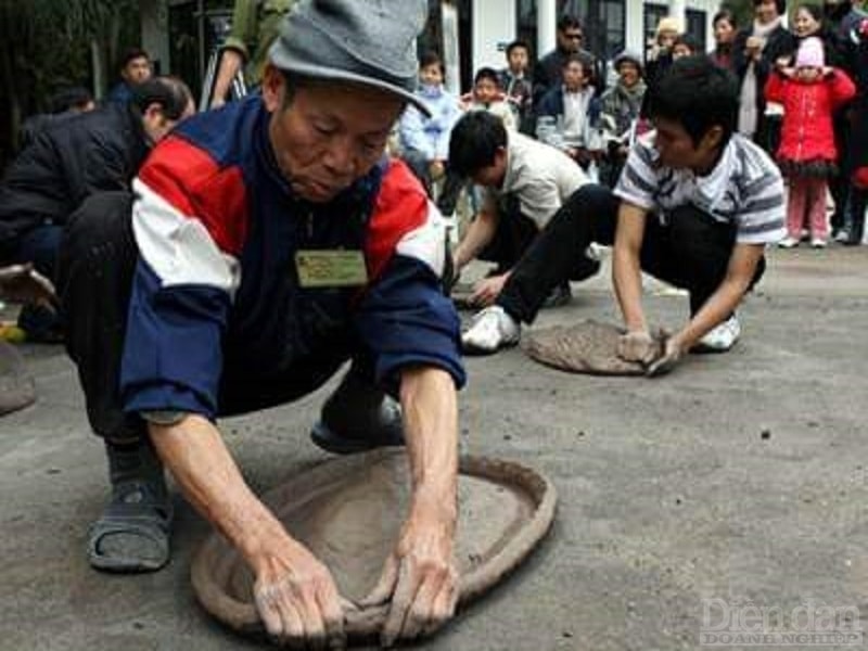 Động tác đầu tiên là dùng ngón tay cái làm cữ đặt giữa mê đất, xoay một vòng tròn, ngón cái làm trụ, ngón giữa xoay tròn rồi dùng tay kia vừa giữ, vừa vuốt tạo thành thân pháo hình bầu dục, vừa nặn, vừa mốt mép pháo cho nhẵn, phẳng.