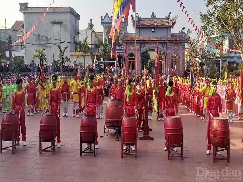 Hội múa kéo chữ không đơn điệu mà rất giàu tính tổ chức và tính nghệ thuật. Vì số người tham gia trên nền hội khá đông mà sự chỉ huy, điều khiển lại hoàn toàn bằng hiệu lệnh (chiêng, trống).