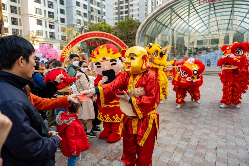 Thần tài lộc với bao lì xì đỏ mang may mắn tới cho các khách hàng đầu tiên ghé thăm TTTM trong ngày đầu mở cửa