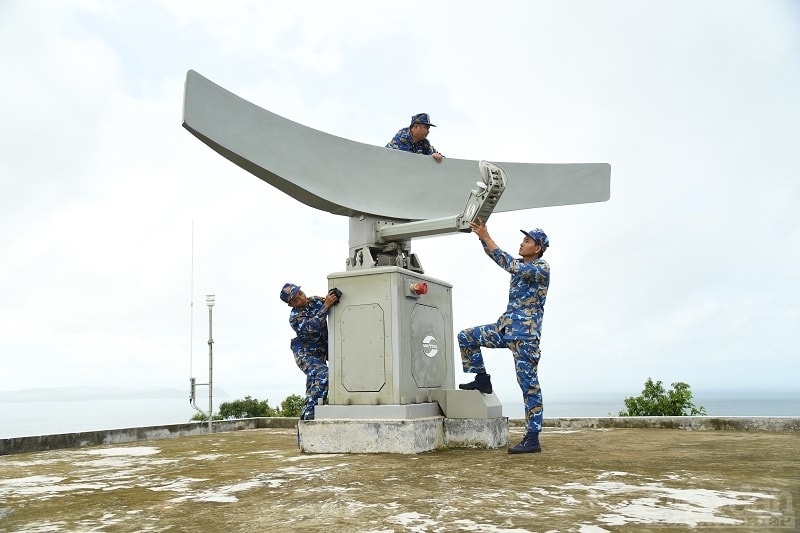 Bảo quản ăng-ten ra đa tại Trạm 620, Tiểu đoàn 551, Vùng 5 Hải quân