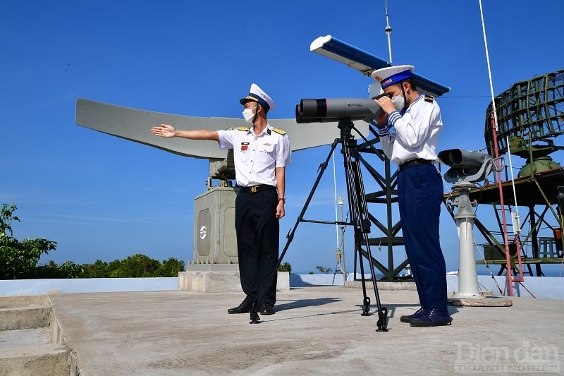 Cán bộ, chiến sĩ Trạm ra đa 605, Tiểu đoàn 551, Vùng 5 Hải quân quan sát mục tiêu trên biển