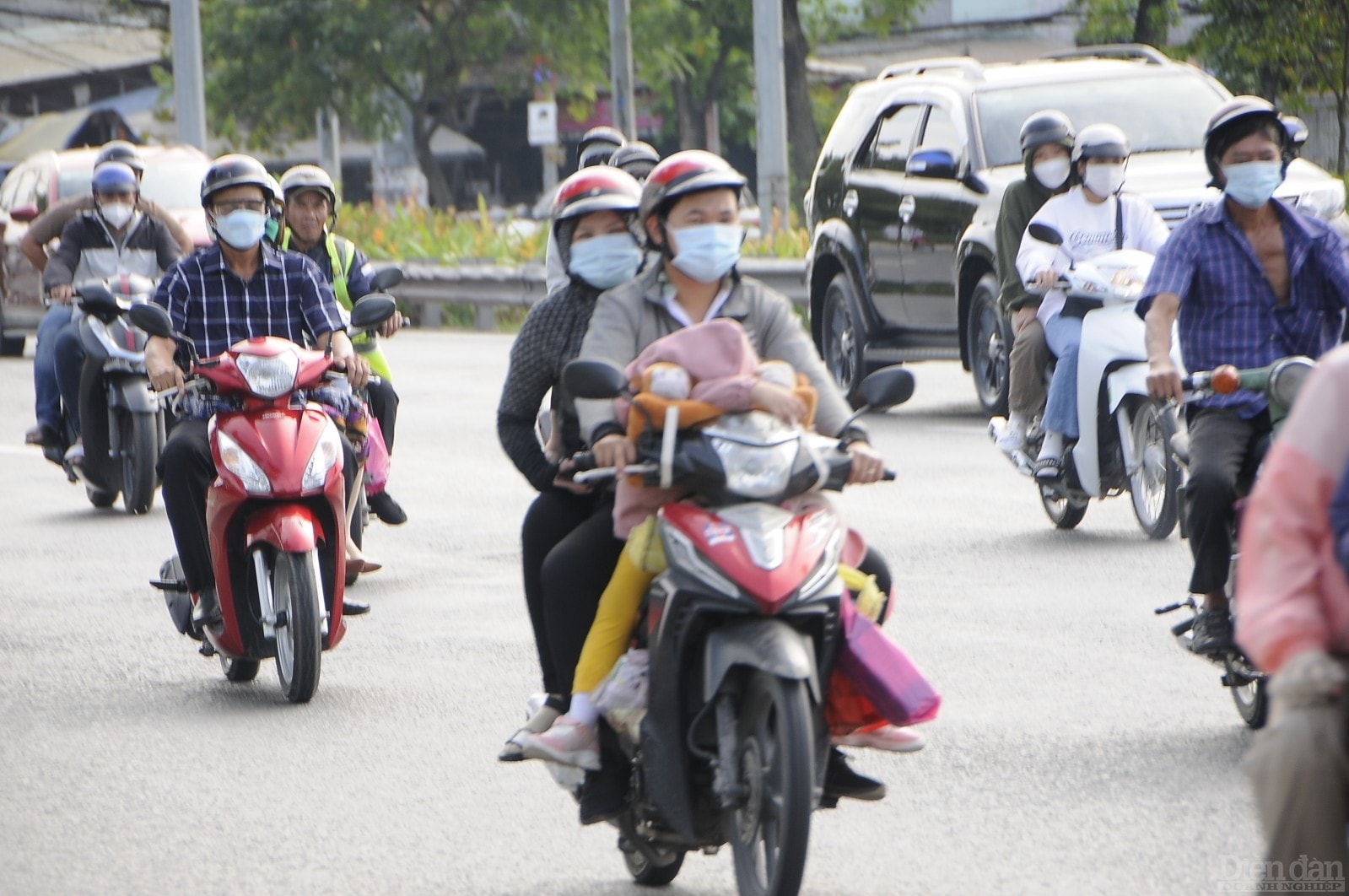 Do di chuyển xa, dưới thời tiết nắng nóng, nhiều cháu nhỏ ngũ gục ngay trên xe của bố mẹ.