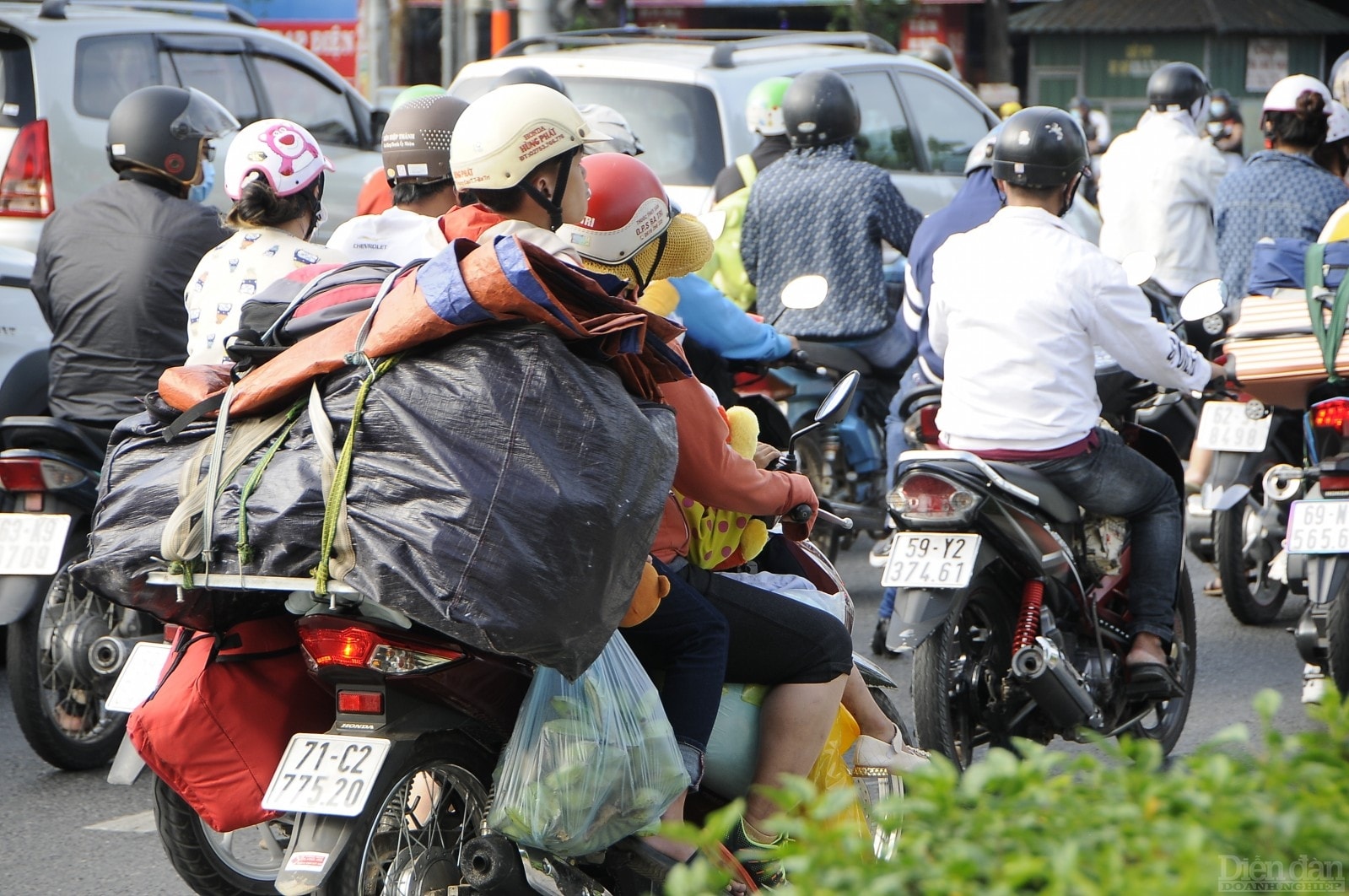 Trên xe, ai cũng treo lỉnh kỉnh một vài món quà quê.