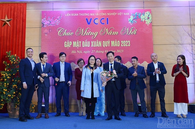 Lãnh đạo VCCI tặng hoa một số tiết mục văn nghệ