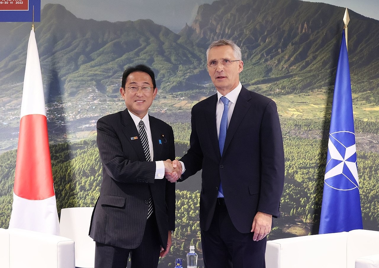 Tổng Thư ký NATO Jens Stoltenberg và Thủ tướng Nhật Bản Kishida Fumio gặp gỡ tại Madrid tháng 6/2022. (Nguồn: Kantei.go)