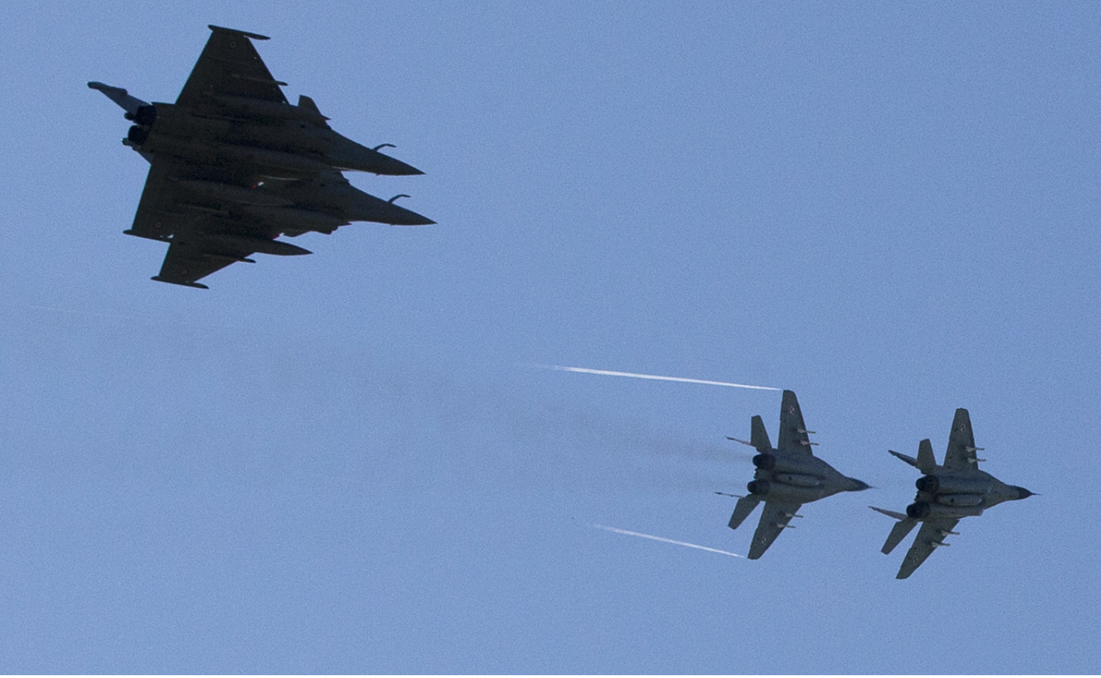 hiến đấu cơ của Pháp (bên trái) và hai chiếc MiG-29 của Ba Lan bay trên căn cứ không quân ở Malbork, Ba Lan. Ảnh: AFP/Getty Images 