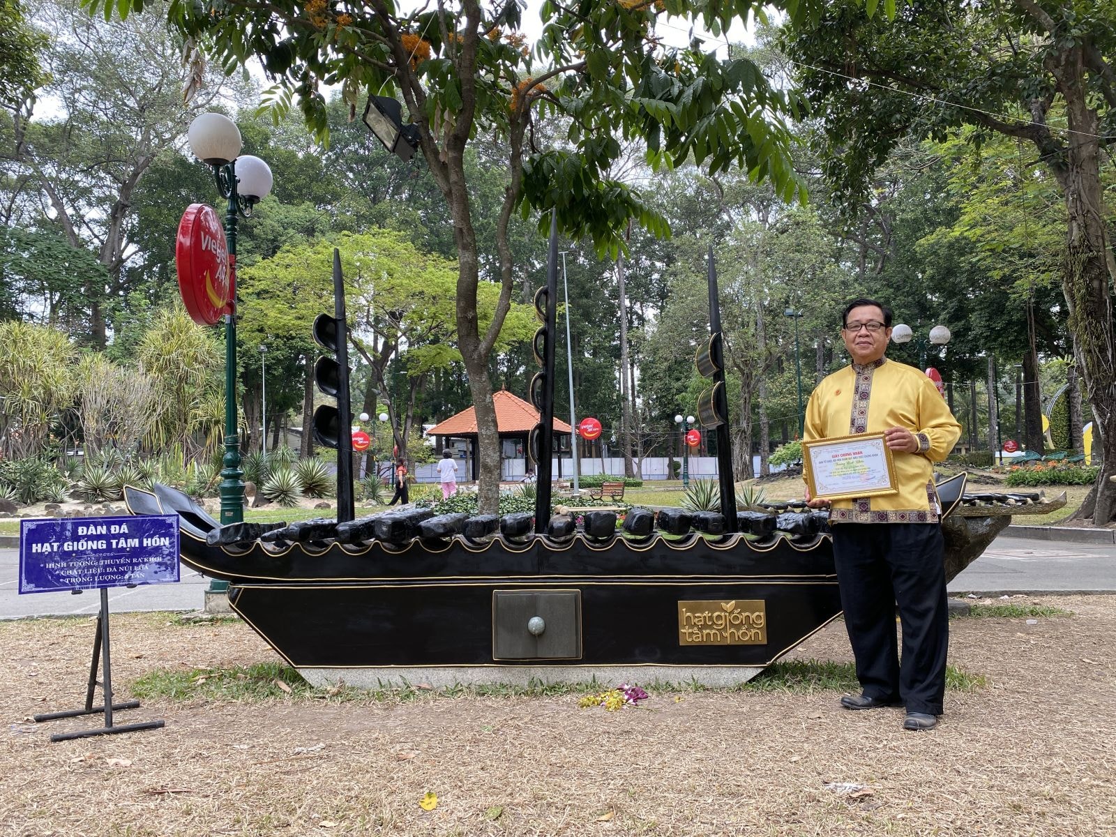 Bộ đàn đá Hạt Giống Tâm Hồn, với hình tượng thuyền vượt sóng. Kích thước: 3,2m - 0,9m - 0,6m, nặng 5 tấn. Chất liệu: đá núi lửa.