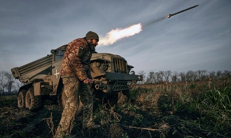 Quân đội Ukraine khai hỏa rocket về phía lực lượng Nga gần Bakhmut hồi tháng 11/2022. Ảnh: AP.