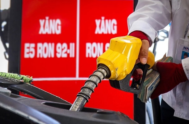 doanh nghiệp bán lẻ xăng dầu với gần 9.000 cửa hàng trên cả nước vừa gửi đơn “cầu cứu” lên Thủ tướng liên quan đến bình ổn thị trường xăng dầu. Ảnh minh hoạ: Internet