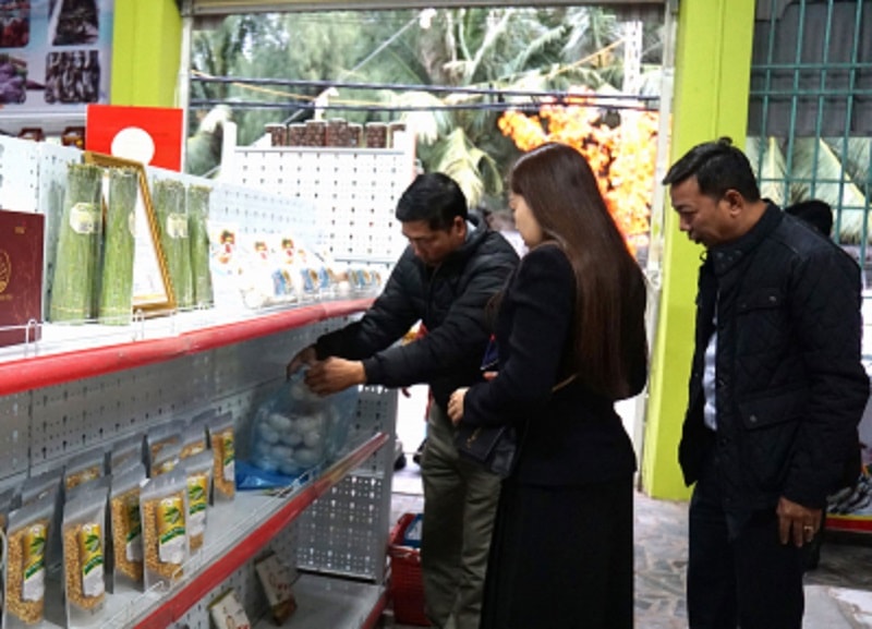 Quầy trưng bày sản phẩm sản phẩm OCOP Thái Bình (ảnh báo Thái Bình)