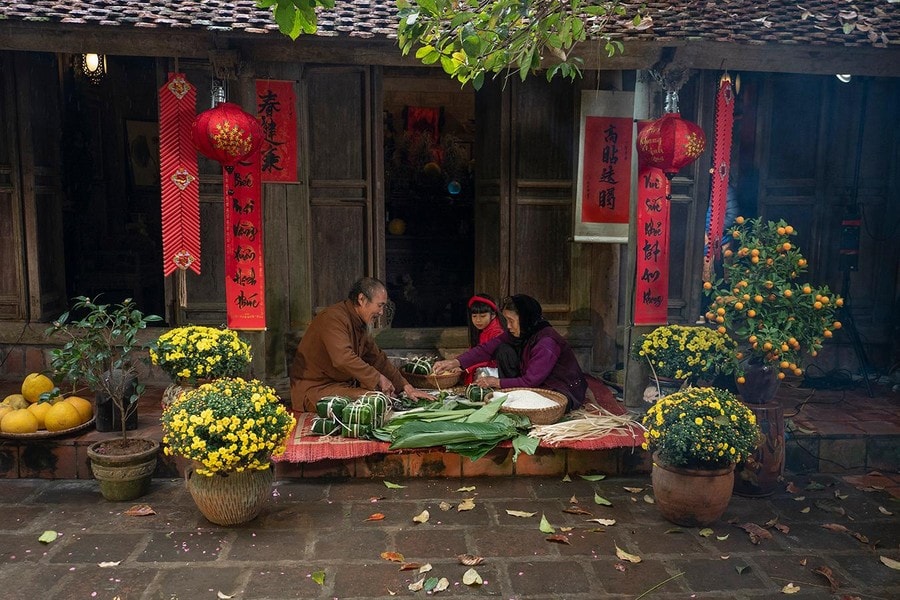 làng cổ Đường Lâm luôn hấp dẫn du khách bởi hình ảnh những ngôi nhà cổ được xây bằng gạch đá ong và khung cảnh thôn quê bình yên, thôn dã với cổng làng, cây đa, bến nước, sân đình…