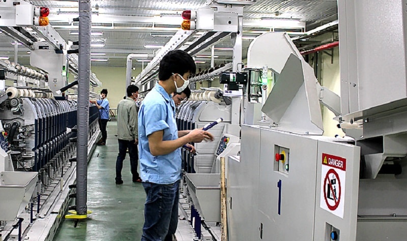 Sản xuất sợi nguyên liệu phục vụ công nghiệp dệt may tại Nhà máy Sợi, Tổng Cty CP Dệt may Nam Định (Ảnh: Báo Nam Định)