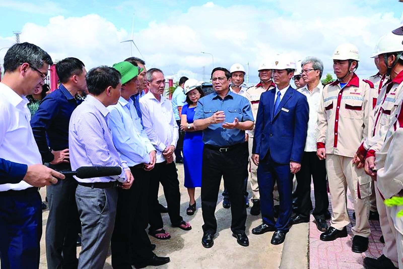  Thủ tướng Chính phủ Phạm Minh Chính khảo sát một số dự án hạ tầng trọng điểm tại tỉnh Bạc Liêu vào tháng 12/2022 (Ảnh: dự án Điện gió Hòa Bình 5, xã Vĩnh Thịnh, huyện Hòa Bình, tỉnh Bạc Liêu)