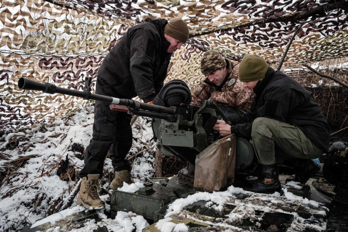 Binh sĩ Ukraine kiểm tra xe tăng T-64. Ảnh: AFP