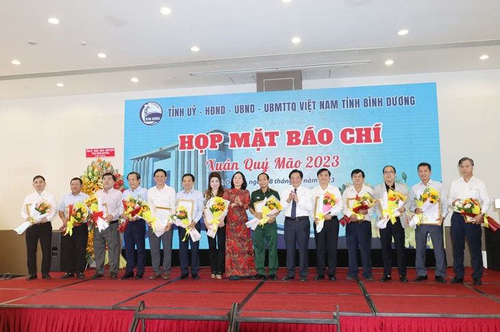 Ông Nguyễn Hoàng Thao - Phó Bí thư Thường trực Tỉnh ủyp/và bà Trương Thị Bích Hạnh - Trưởng Ban Tuyên giáo Tỉnh ủy trao thư, tặng hoa cảm ơn các cơ quan báo chí