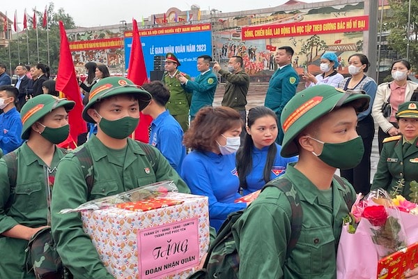 hàng nghìn tân binh của các địa phương tham gia hội trại và lên đường nhập ngũ trong không khí trang nghiêm, hào hùng