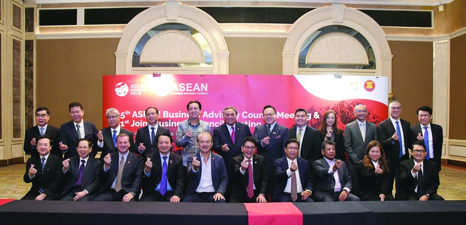  Ông Nguyễn Quang Vinh, Phó Chủ tịch VCCI, Chủ tịch ASEAN BAC Việt Nam (ngồi ở vị trí thứ 4 từ bên trái) chụp ảnh cùng các đại biểu tham dự cuộc họp ASEAN BAC lần thứ 95 tổ chức ngày 30/1/2023 tại Indonesia. 