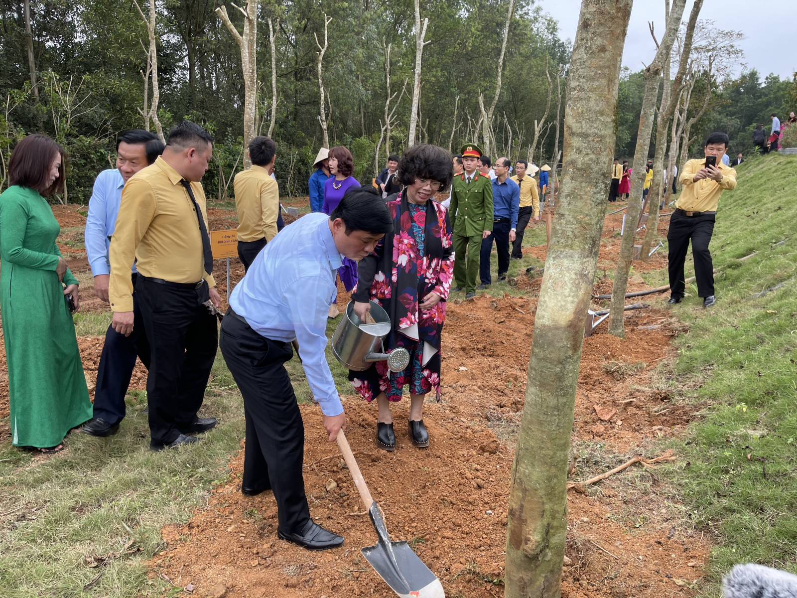 Đồng chí Thái Thanh Quý - Ủy viên Ban Chấp hành Trung ương Đảng, Bí thư Tỉnh ủy, Trưởng đoàn ĐBQH, Chủ tịch HĐND tỉnh tham gia lễ phát động trông cây