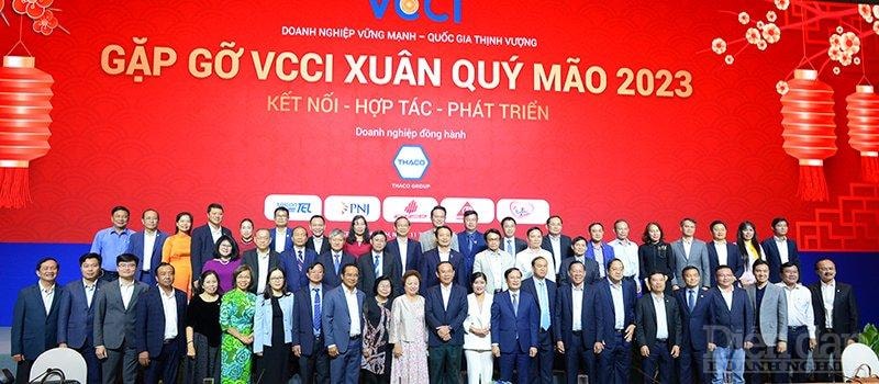 Lãnh đạo các địa phương chụp hình lưu niệm với các doanh nghiệp.