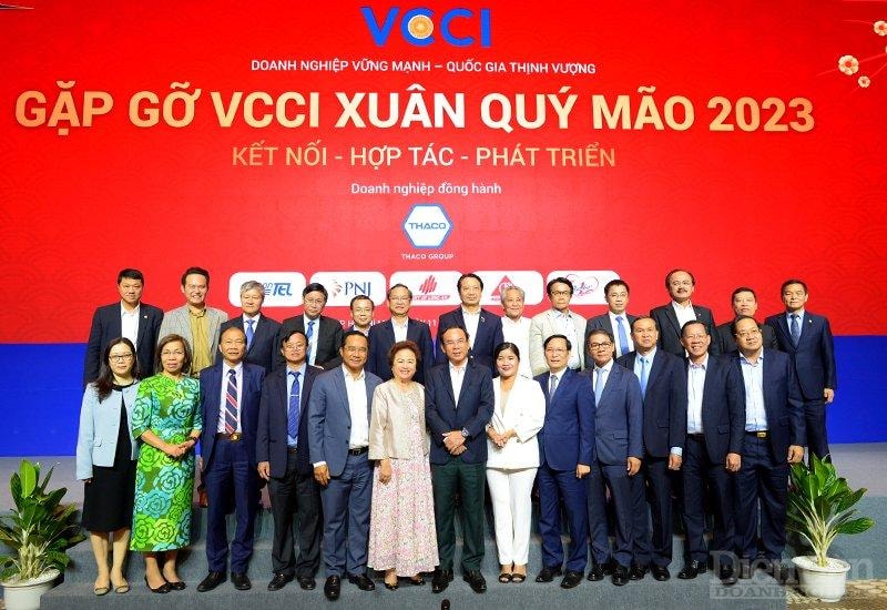 Lãnh đạo các địa phương chụp hình lưu niệm với các doanh nghiệp - Ảnh: Quốc Tuấn.