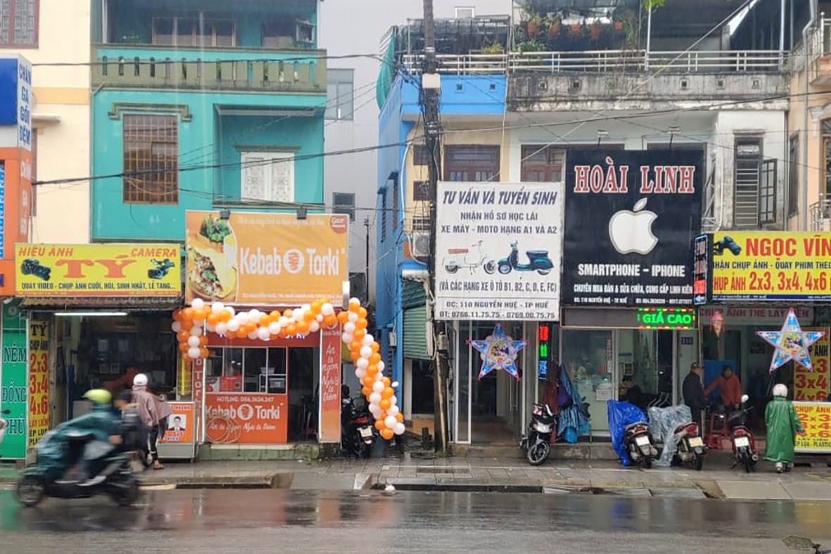  Thời buổi kinh tế thị trường, vỉa hè đã trở thành cái “mỏ vàng” cho các nhà mặt phố.
