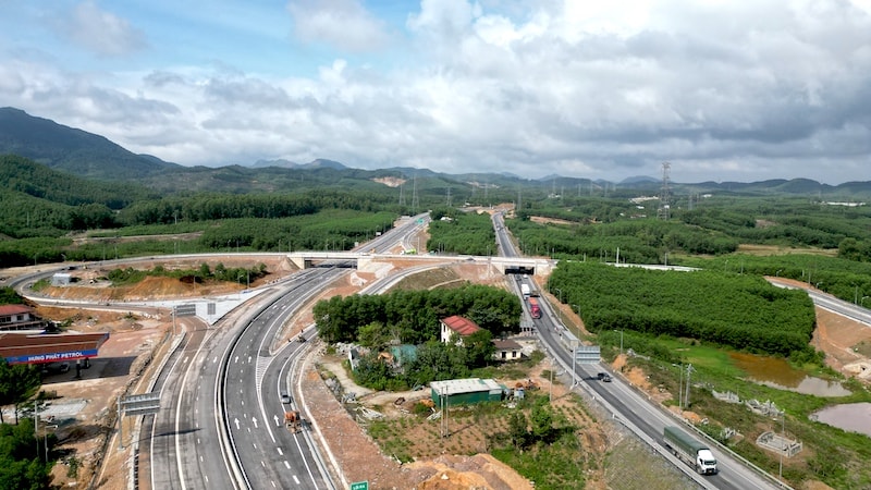 Tuyến cao tốc Bắc - Nam đoạn Cam Lộ - La Sơn (trái) tại vị trí bắc cầu Tuần (xã Hương Thọ, TP.Huế, Thừa Thiên-Huế).