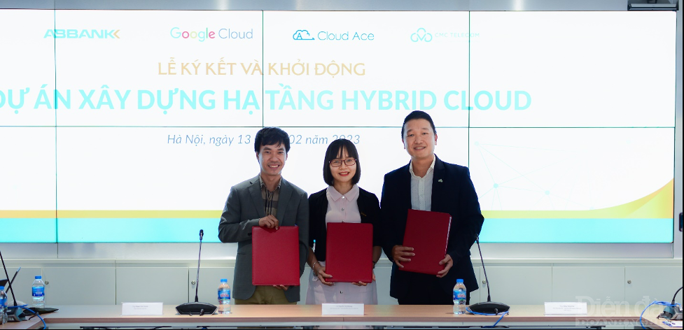 Đại diện ABBANK cùng đối tác Liên danh CMC Telecom – Cloud ACE chụp ảnh ký kết