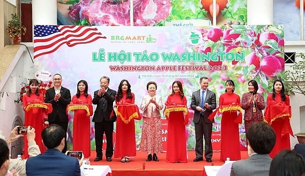 Các đại biểu cắt băng khai mạc Lễ hội táo Washington BRGMart 2023