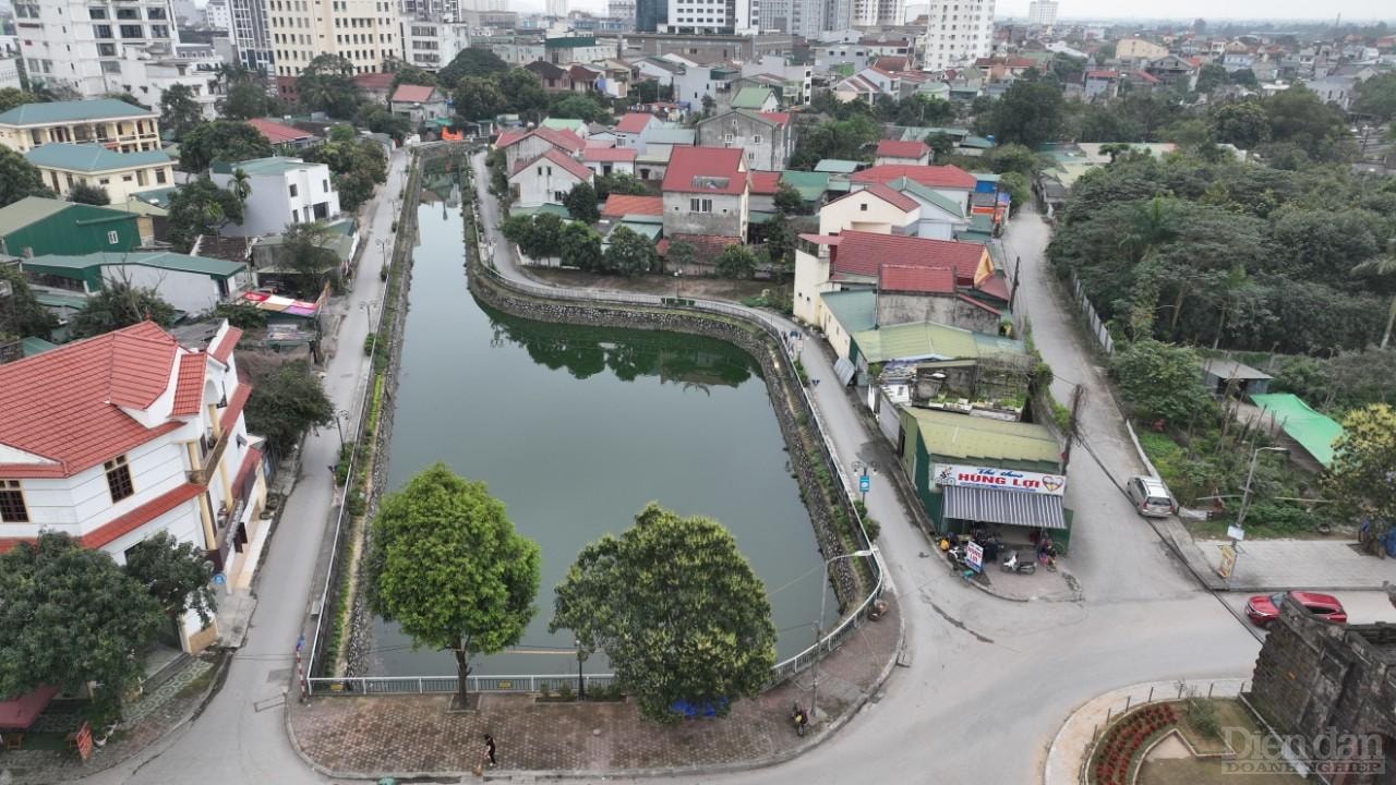 Hào thành cổ Vinh, một công trình vừa mới được đầu tư, nâng cấp, cải tạo nhưng màu nước thải đen ngòm, bốc mùi hôi thối 