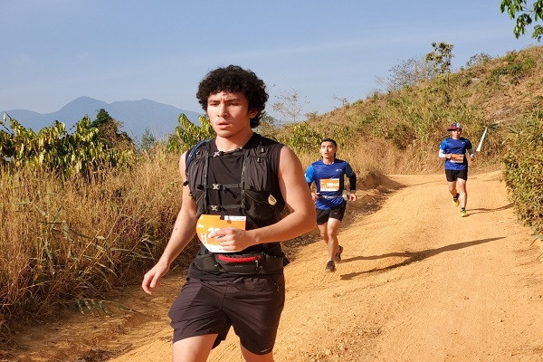 Du khách nước ngoài tham gia sự kiện Marathon Vì An topanf giao thông huyện Sa Thầy.