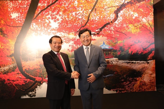 Ông Hà Văn Siêu, Phó Tổng cục trưởng Tổng cục Du lịch (trái) và ông Kim Kwan-Young, Tỉnh trưởng tỉnh Jeollabuk-do.