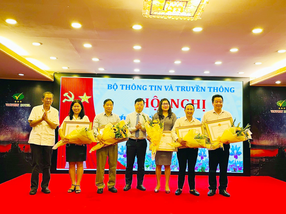 Công ty CP Phát triển Khoa học công nghệ Vi Na (Vina CHG) đã vinh dự được đón nhận bằng khen của Bộ trưởng Bộ TT&TT cho thành tích xuất sắc trong phong trào thi đua lĩnh vực Xuất bản, In ấn và Phát hành năm 2022.