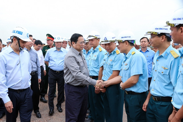 Thủ tướng Phạm Minh Chính kiểm tra hiện trường dự án sân bay quốc tế Long Thành, tỉnh Đồng Nai; thăm, tặng quà cán bộ, công nhân tham gia dự án và người dân tái định cư, ngày 29/1/2023. Ảnh VGP/Nhật Bắc