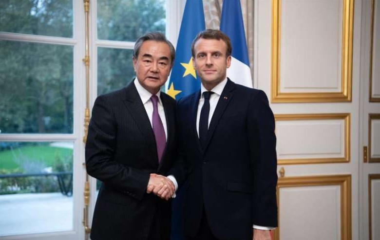 Tổng thống Pháp Macron tiếp Chủ nhiệm Văn phòng Ủy ban công tác đối ngoại Trung ương Đảng Cộng sản Trung Quốc Vương Nghị ngày 15/2 tại Paris.