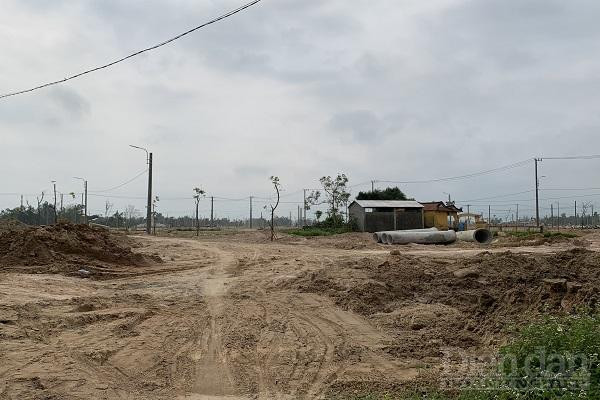 Hạ tầng của dự án vẫn dang dở, chưa hoàn thiện về đường, hệ thống điện, nước thải,...