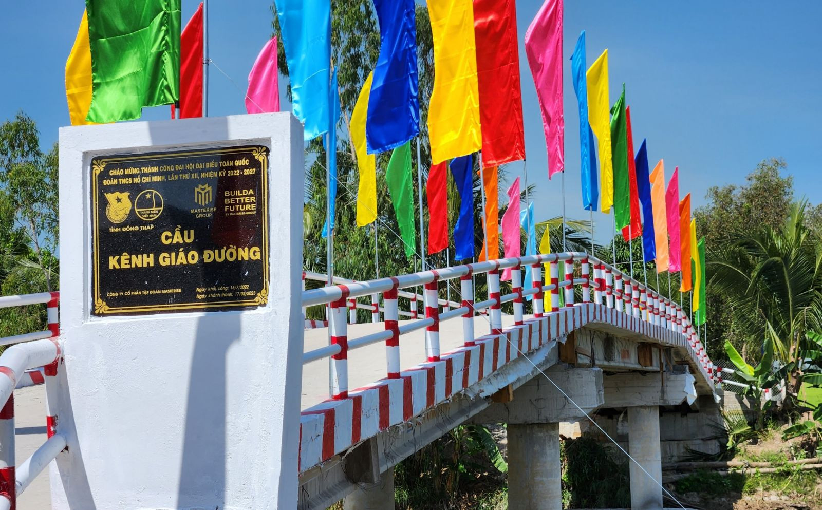 Cây cầu kiên cố được đưa vào sử dụng giúp người dân đi lại, vận chuyển hàng hóa dễ dàng và an toàn hơn, đặc biệt trong mùa nước lũ