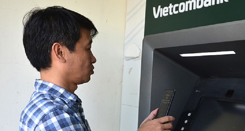 Khách hàng trải nghiệm dịch vụ rút tiền bằng mã QR tại ATM của Ngân hàng TMCP Ngoại thương Việt Nam Chi nhánh Nam Định (ảnh báo Nam Định)