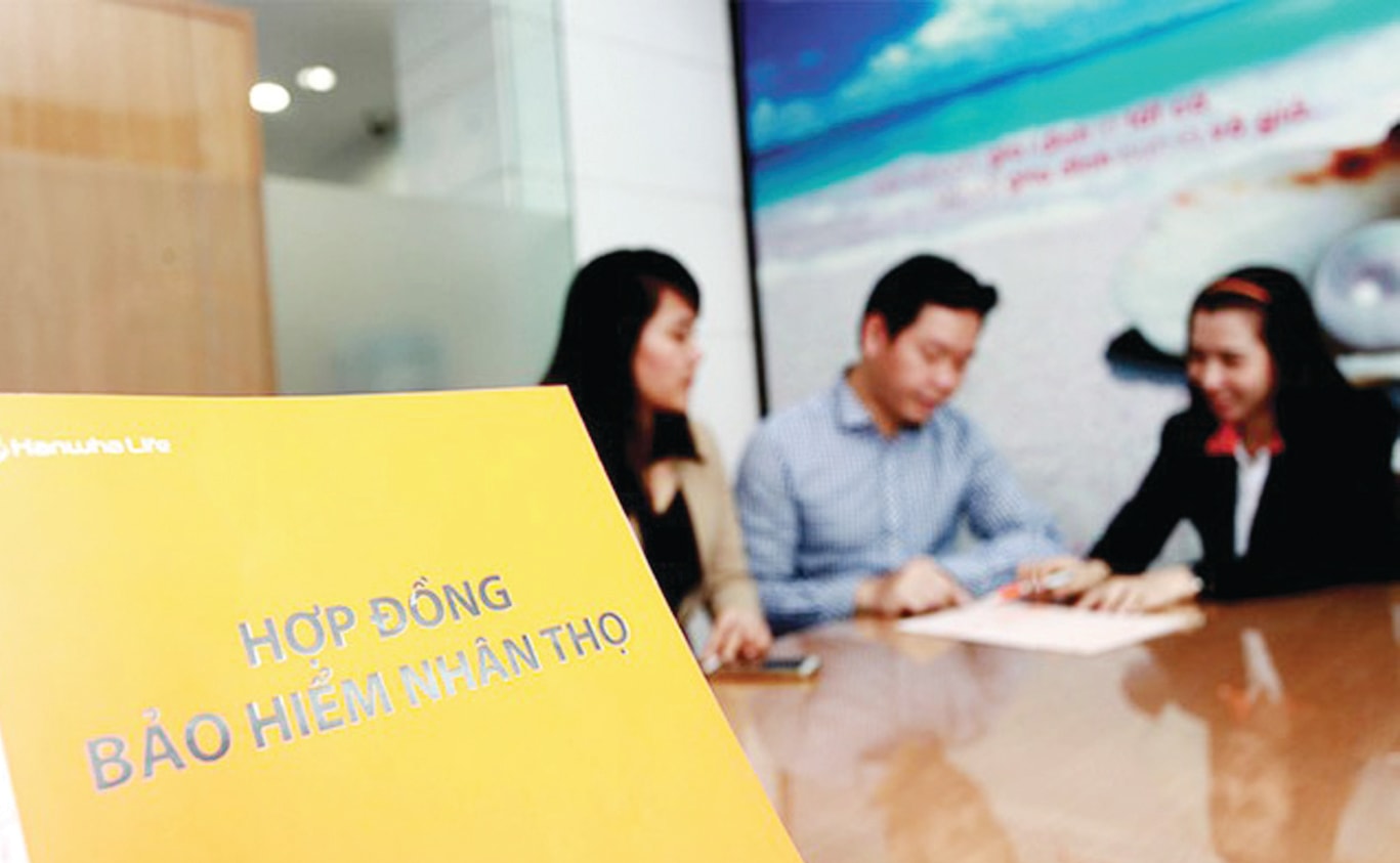 Dù đã có Luật kinh doanh bảo hiểm song hoạt động cung ứng dịch vụ bảo hiểm tại các TCTD vẫn liên tục bị khách hàng phản ánh với tình trạng giới thiệu, chào mời, ép buộc khách hàng mua bảo hiểm. Ảnh minh họa