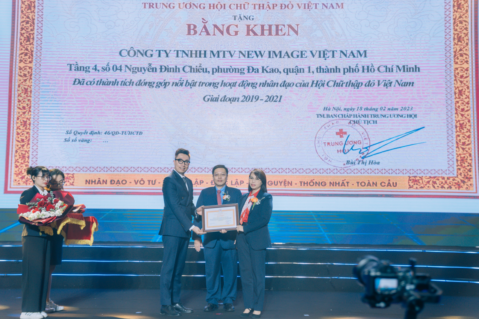 Ông Phạm Sơn Tùng - Phó Tổng giám đốc New Image Việt Nam, Trưởng ban điều hành Quỹ Chăm sóc sức khỏe gia đình Việt Nam nhận Bằng khen của TW Hội Chữ thập đỏ Việt Nam.