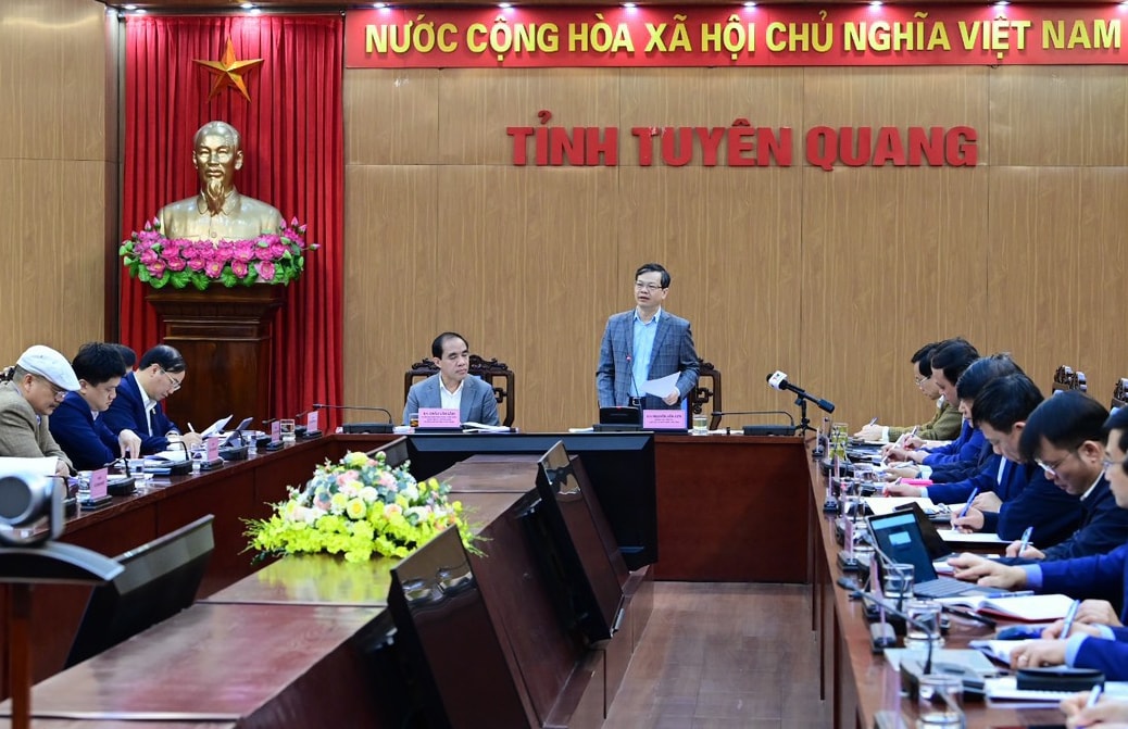 Ông Chẩu Văn Lâm - Bí thư Tỉnh ủy, Trưởng Đoàn đại biểu Quốc hội tỉnh; Ông Nguyễn Văn Sơn - Phó Bí thư Tỉnh ủy, Chủ tịch UBND tỉnh Tuyên Quang chủ trì hội nghị.