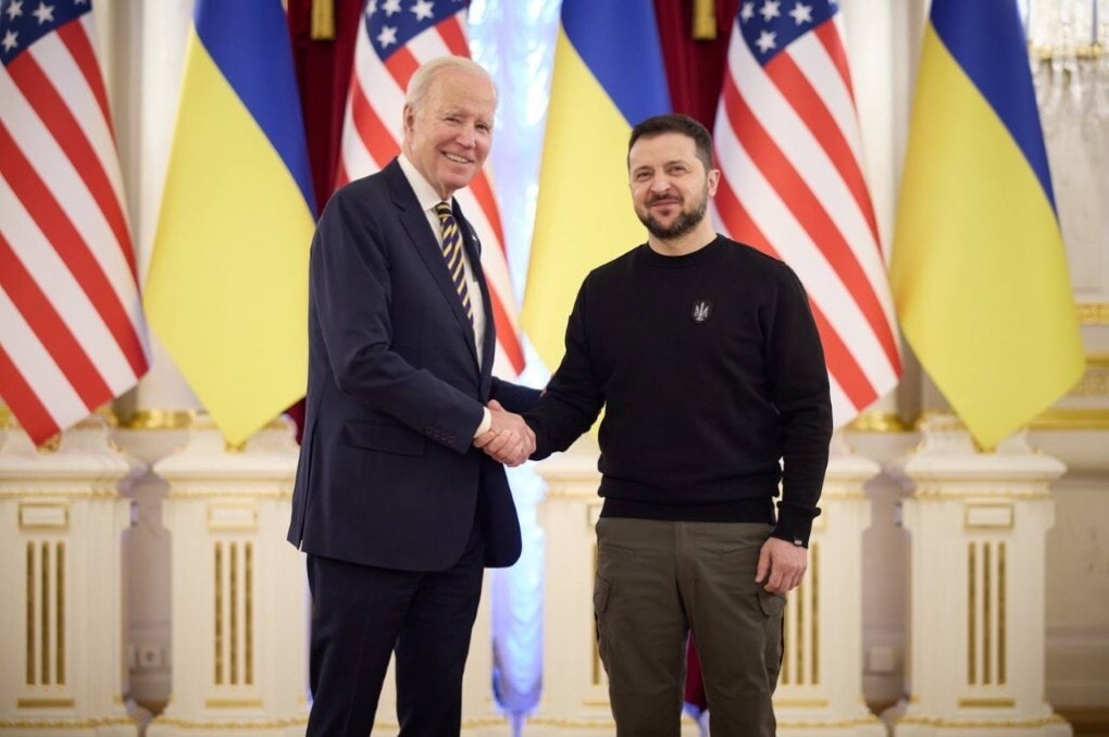 Tổng thống Joe Biden bắt tay Tổng thống Ukraine Volodymir Zelensjy trong chuyến thăm tới Kiev vừa qua