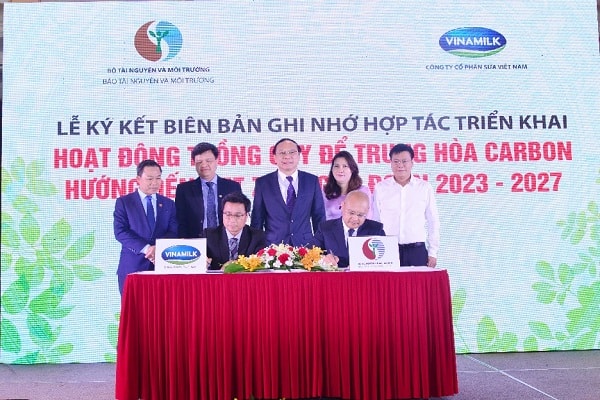 Đại diện Vinamilk và Bộ Tài nguyên và Môi trường kí biên bản ghi nhớ vào cuối năm 2022.