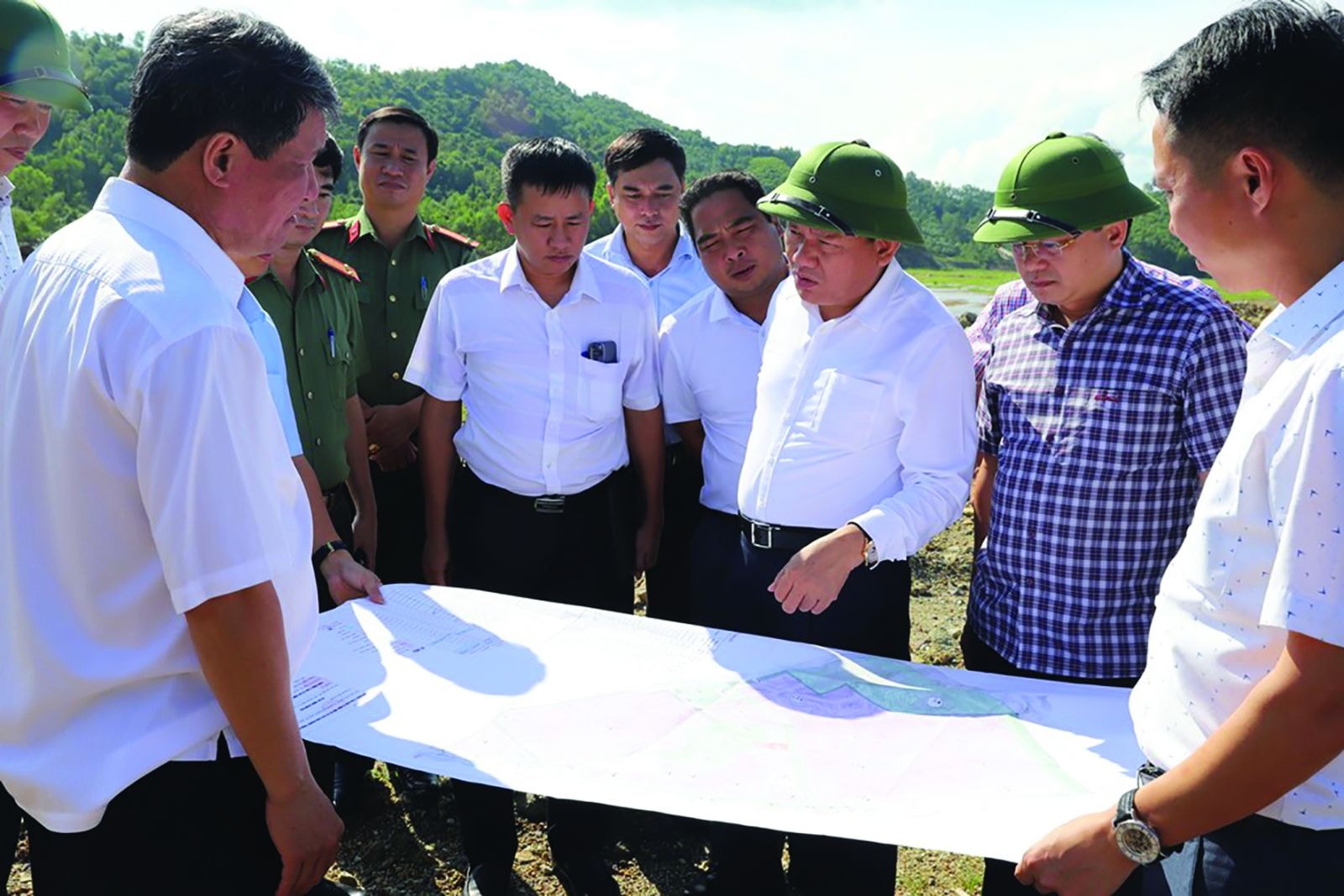  Phó Chủ tịch UBND tỉnh Thanh Hóa Nguyễn Văn Thi cùng đoàn công tác khảo sát thực địa tại dự án KCN Đồng Vàng.