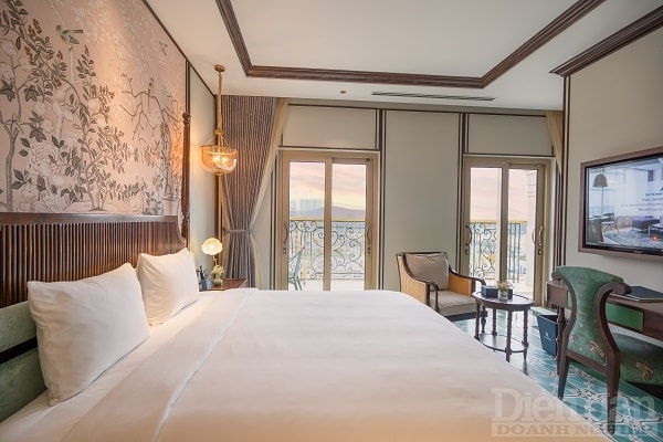 Du khách có thể tận hưởng khung cảnh tuyệt đẹp của biển hay thành phố từ Regal Collection House với view đắt giá, lựa chọn giữa phòng đơn hay phòng đôi tùy theo nhu cầu. Đặc biệt,p/nếu bạn tìm kiếm một trải nghiệm độc đáo và sang trọng hơn, phòng Regal Suite (35m2) sẽ mang lại sự thoải mái và tiện nghi vượt trội.