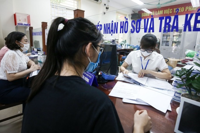 Người dân làm thủ tục hành chính tại một phường ở Hà Nội. Ảnh: Hữu Hưng