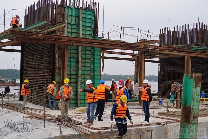 Trên công trường hàng trăm công nhân cùng phương tiện hoạt động 24/24 giờ để đảm bảo dự án hoàn thành đúng tiến độ