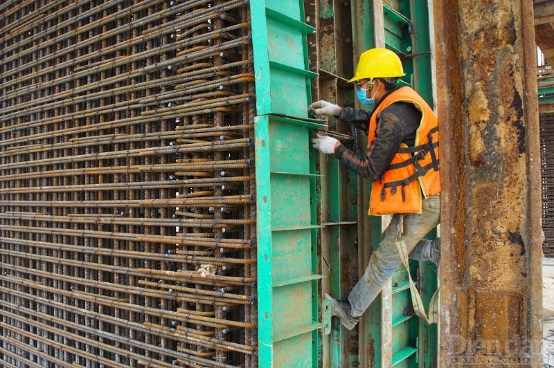 Anh Trần Quang Vị, công nhân làm việc tại công trường chia sẻ: Chúng tôi thường xuyên làm việc 3 ca/ ngày với tinh thần quyết tâm để hoàn thành dự án đúng kế hoạch